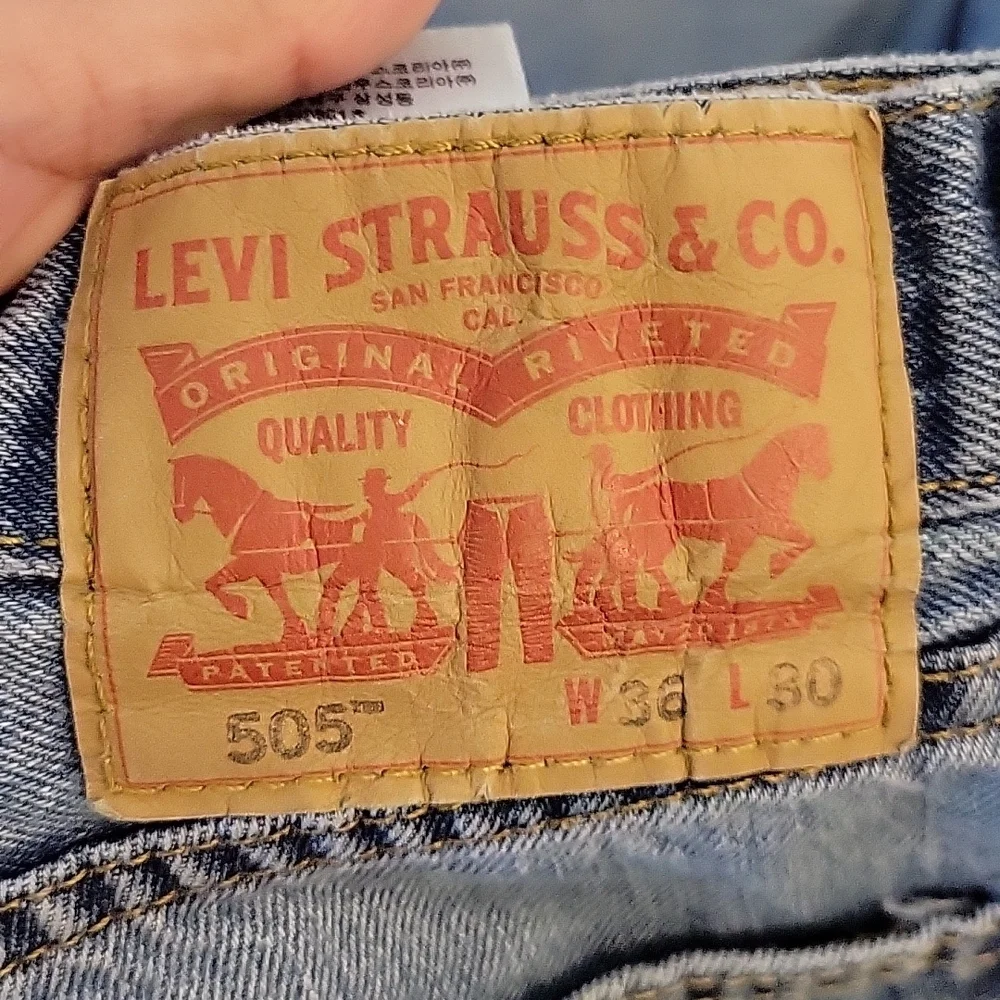 LEVI'S 505 Size 36 Faded Jeans